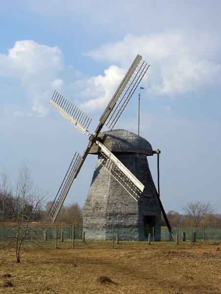Dřevěný větrný mlýn ruské — Stock fotografie