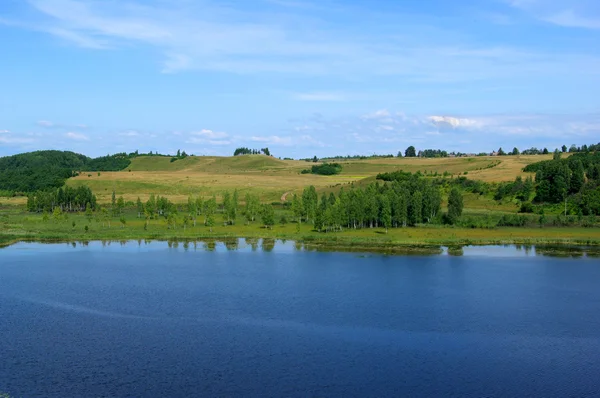Jezero mezi kopci — Stock fotografie