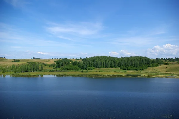 Lago tra le colline — Foto Stock