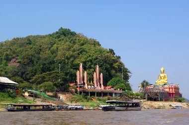 mekong Nehri üzerinde Buda heykeli