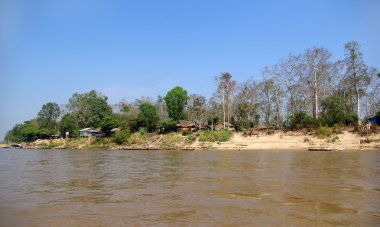 mekong Nehri üzerinde Laos Köyü