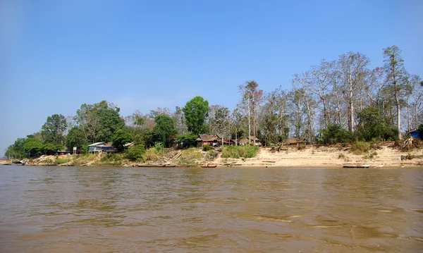Laos villaggio sul fiume Mekong — Foto Stock