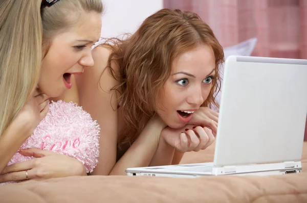 Girl-friends in a shock — Stock Photo, Image