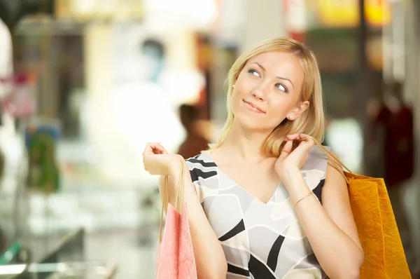 A mulher com compras — Fotografia de Stock