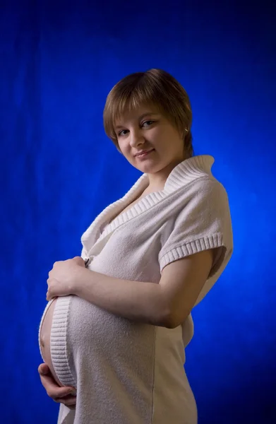 Portret van een jonge zwangere vrouw — Stockfoto