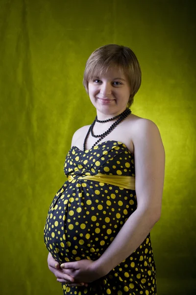 Ritratto di una giovane donna incinta — Foto Stock