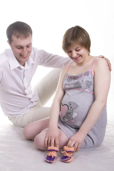 남편과 함께 한 행복 한 임신 한 여자 — 스톡 사진