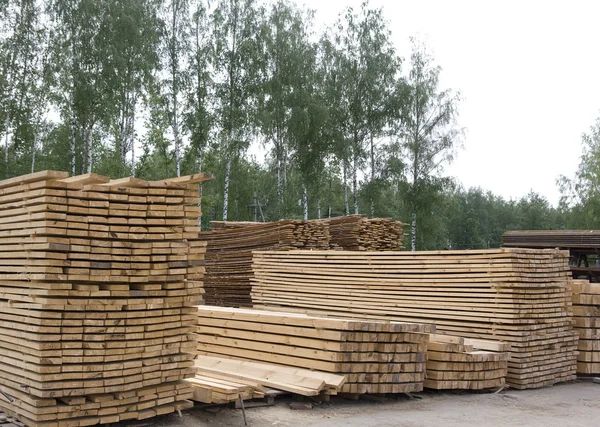 Stapels van pine houten planken — Stockfoto