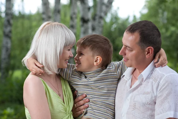 Šťastná rodina se synem v parku — Stock fotografie
