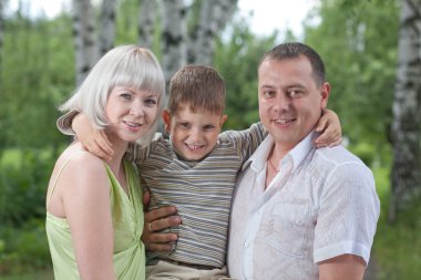 Parkta oğluyla mutlu bir aile