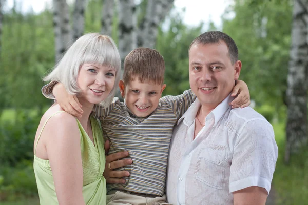 Šťastná rodina se synem v parku — Stock fotografie