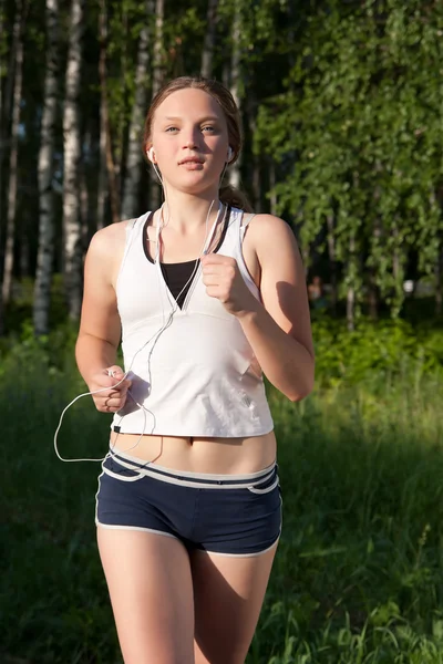 Jeune femme courir à l'extérieur — Photo