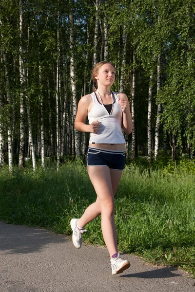屋外で走る若い女性 — ストック写真