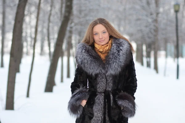 冬の公園の若い女性の肖像画 — ストック写真