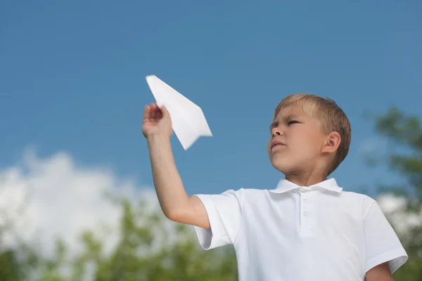 Niño con avión de papel —  Fotos de Stock
