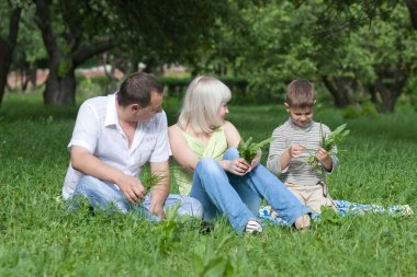 parkta oturan mutlu bir aile