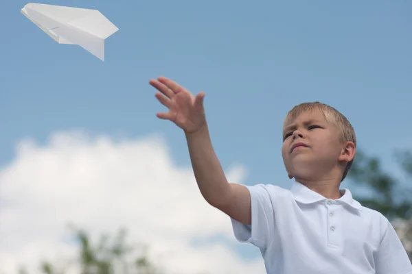 Garçon avec avion en papier — Photo