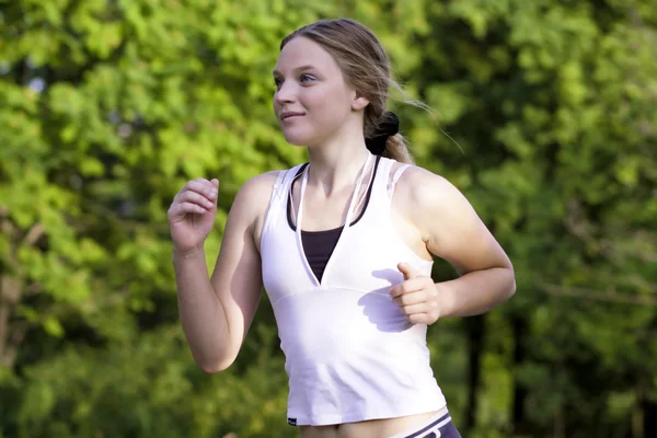 Portrait d'une jeune femme jogging extérieur — Photo