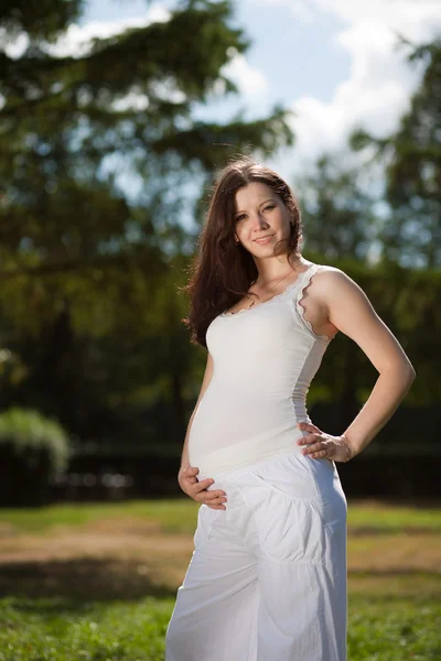 Mulher grávida bonita no parque — Fotografia de Stock