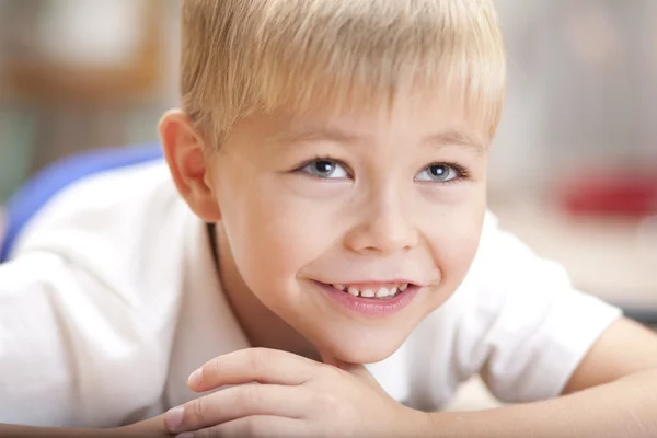Портрет маленького улыбающегося мальчика — стоковое фото
