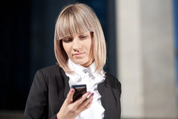 Affärskvinna läsa ett textmeddelande — Stockfoto