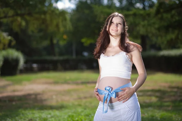 Femme enceinte avec arc bleu — Photo