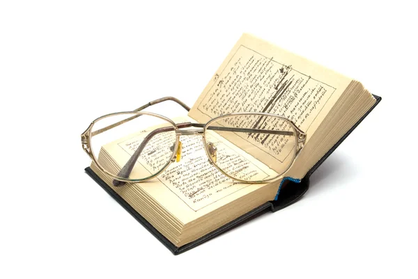 Glasögon och bok — Stockfoto
