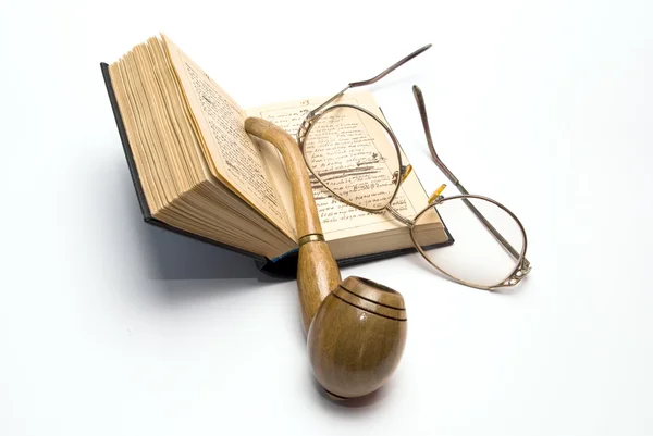 Бриер, очки и книга — стоковое фото