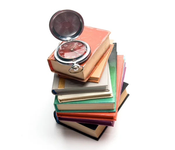 Taschenuhr auf einem Stapel Bücher — Stockfoto