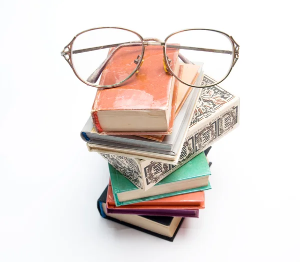 Bril op een stapel boeken — Stockfoto
