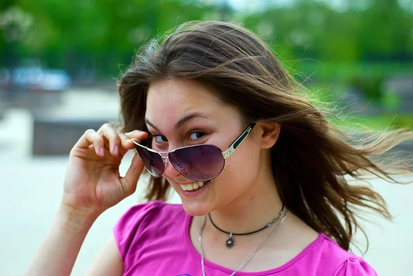 Дівчина-підліток в сонцезахисних окулярах — стокове фото