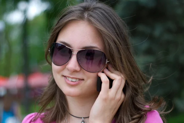 Adolescente chica en gafas de sol — Foto de Stock