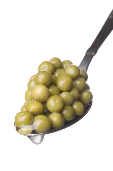 Piselli verdi su cucchiaio — Foto Stock