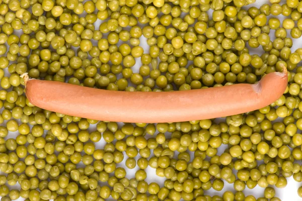 緑のエンドウ豆とフランクフルター — ストック写真