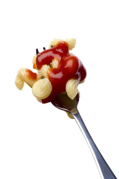 Pasta op vork met ketchup op wit — Stockfoto