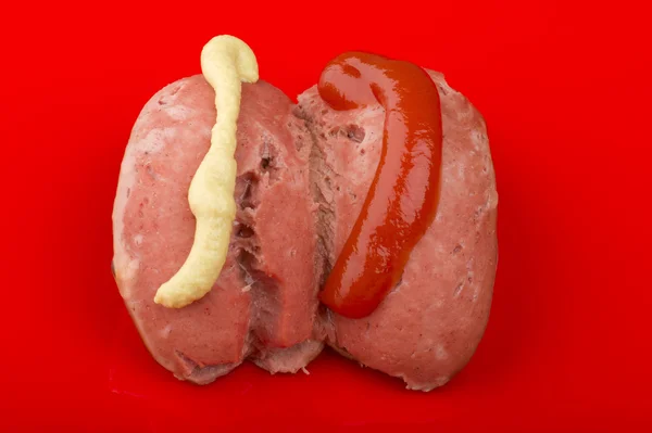 Frankfurter corte com ketchup — Fotografia de Stock