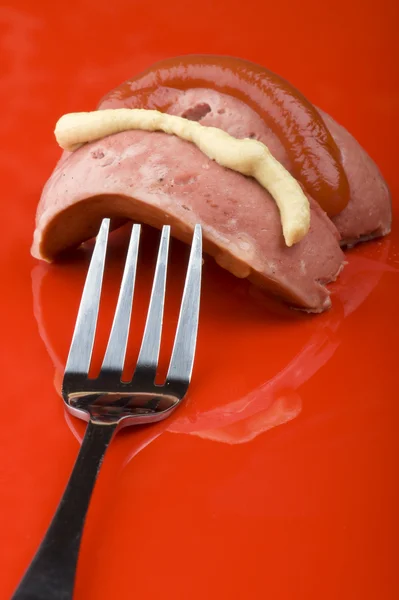 Frankfurter med ketchup og sennep – stockfoto