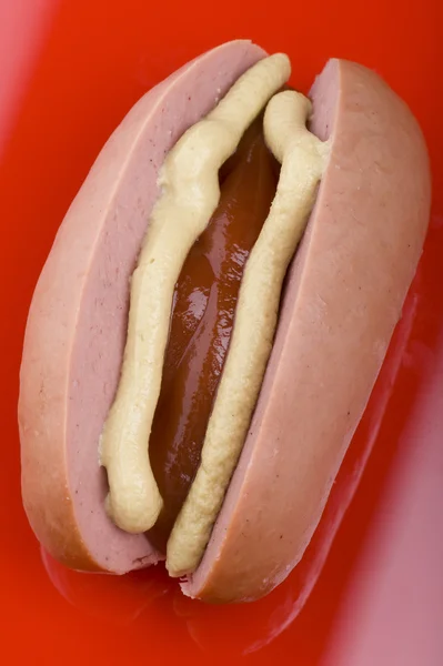 Колбаса с кетчупом и горчицей — стоковое фото