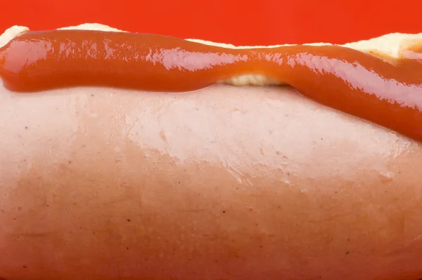 Salsicha com mostarda e ketchup — Fotografia de Stock