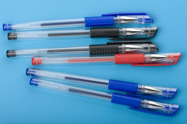 Ручка на синьому фоні крупним планом . — стокове фото