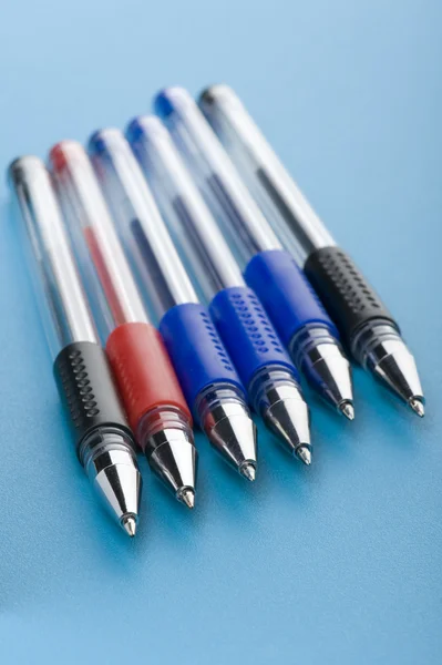 蓝色背景上的钢笔 — 图库照片