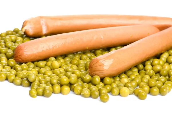 Zelený hrášek s frankfurter zblízka — Stock fotografie