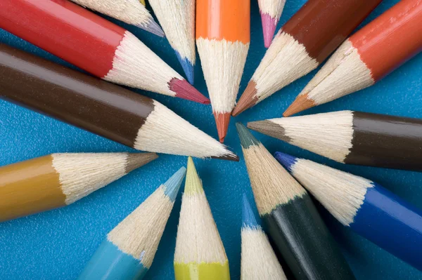 Crayon menutup dengan latar belakang biru — Stok Foto