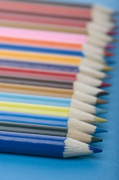 Crayon macro no fundo azul — Fotografia de Stock
