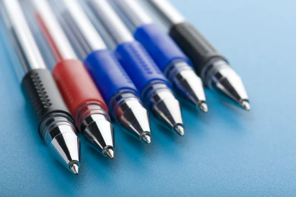 Penna su blu primo piano — Foto Stock