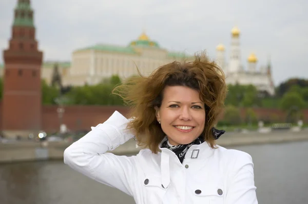 Vrouw en moscow kremlin — Stockfoto
