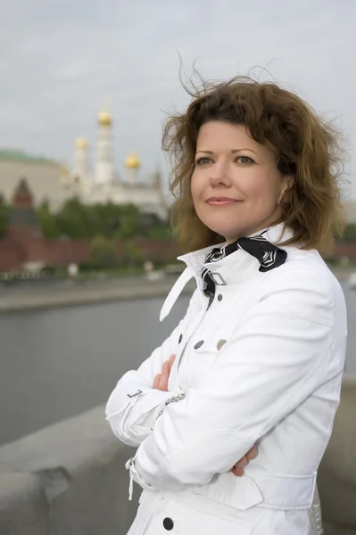 Русская женщина и Москва — стоковое фото