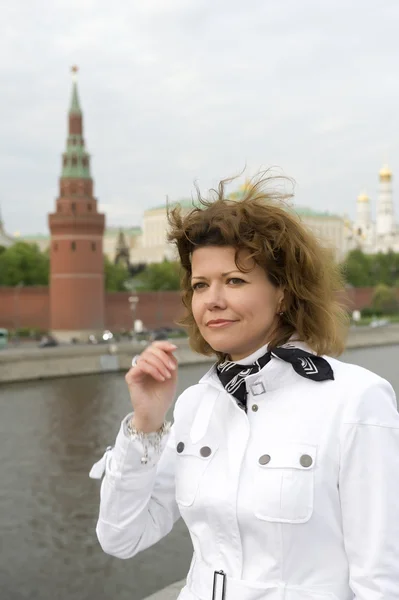 Femme russe et kremlin de Moscou — Photo
