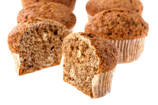 Styckning muffin på vit — Stockfoto