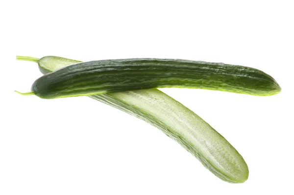 Snijden komkommer op wit — Stockfoto